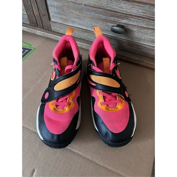 Nike Kids' Team Hustle D 11 Basketball Sneaker size 3 Y - Picture 2 of 5